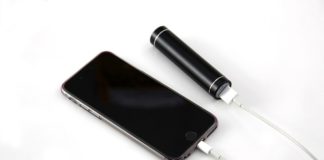 powerbank ładuje telefon