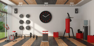 Domowa siłownia – czerwono-czarny sprzęt do ćwiczeń na panelach podłogowych
