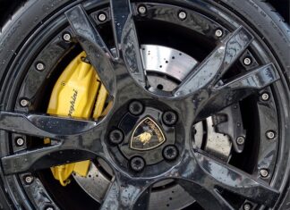 Jak odłączyć hamulce z tyłu?