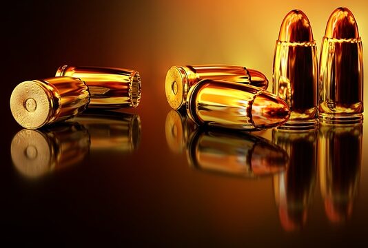 Czy zaciągać ręczny przy zmianie koła?