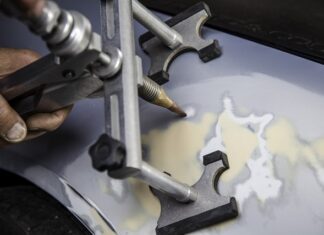 Na czym polega prostowanie blach?