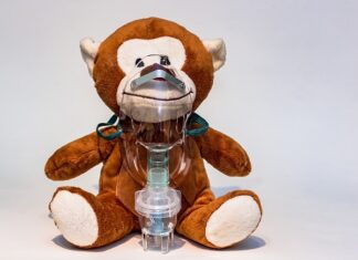 Jak wyprostować maskę w samochodzie?