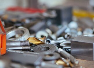 Dlaczego z żelazka leje się woda?