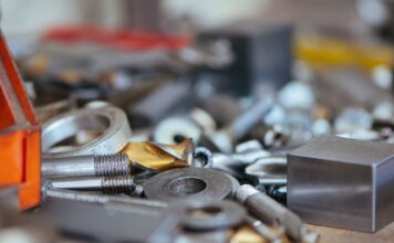 Dlaczego z żelazka leje się woda?